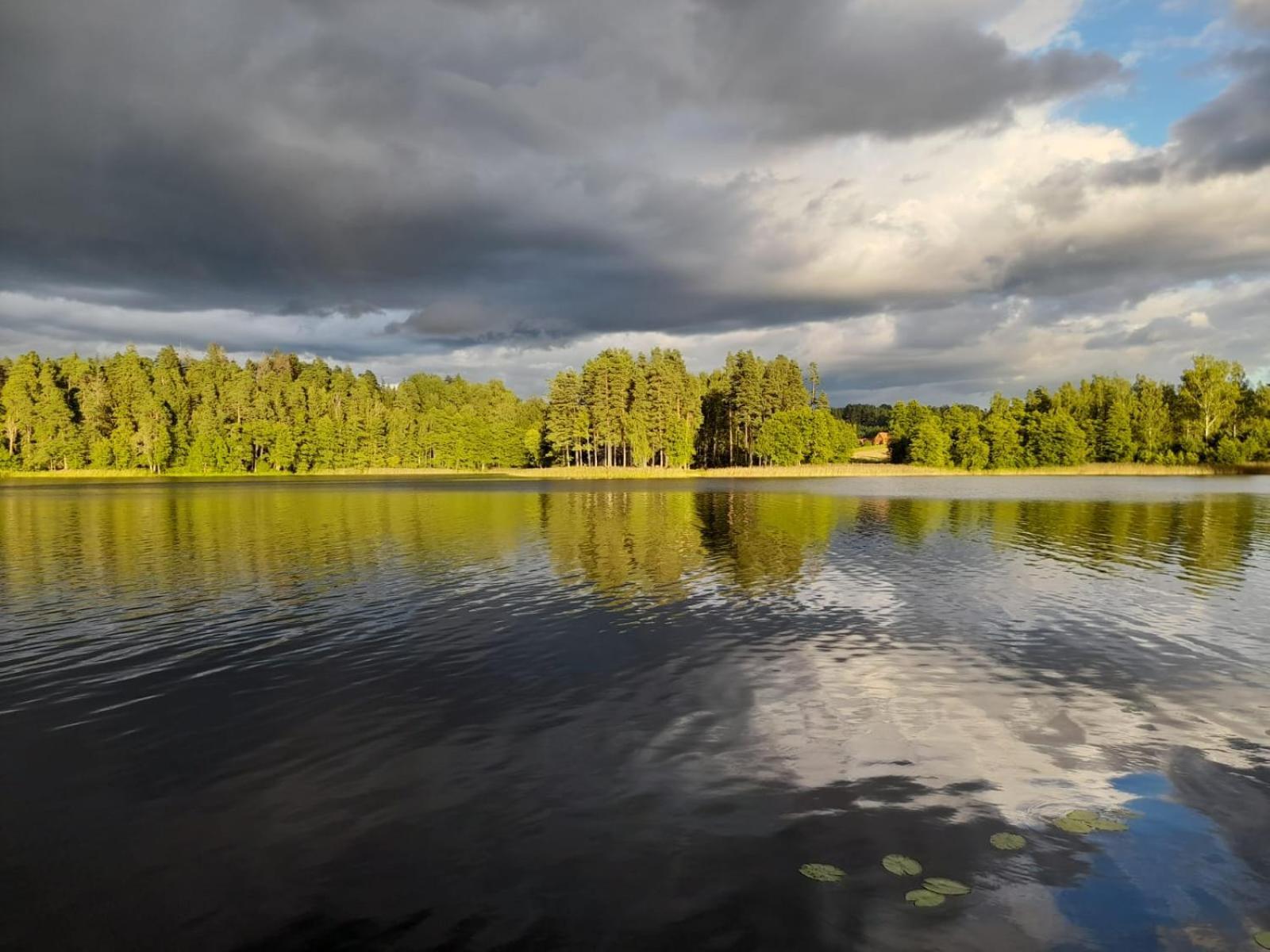 Ezerkalni Villa Raiskums Екстериор снимка