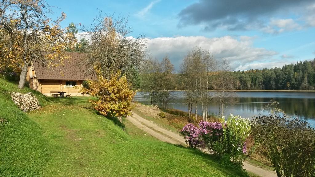 Ezerkalni Villa Raiskums Екстериор снимка
