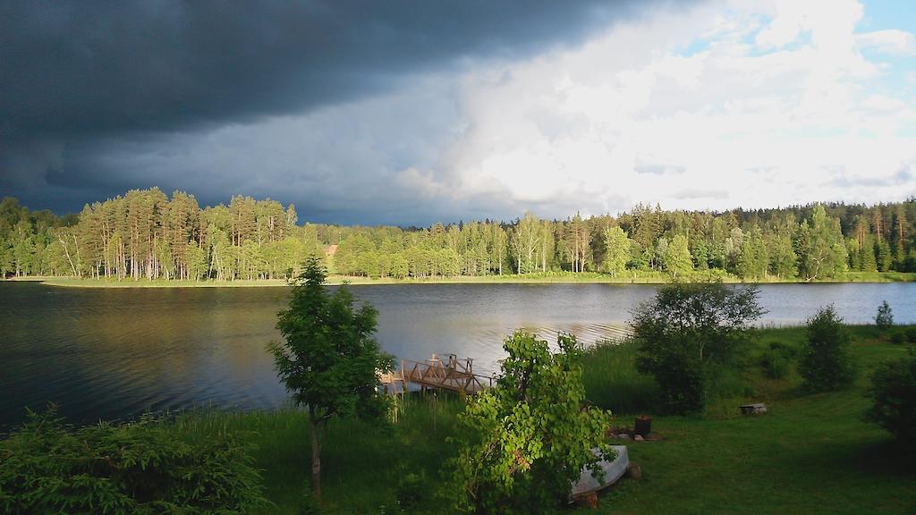 Ezerkalni Villa Raiskums Екстериор снимка