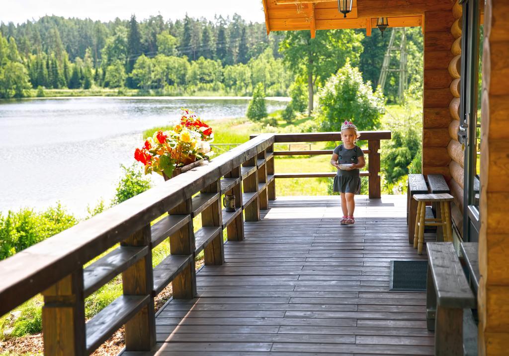 Ezerkalni Villa Raiskums Екстериор снимка